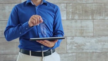 Adam metin İş panoları ile hologram kullanır