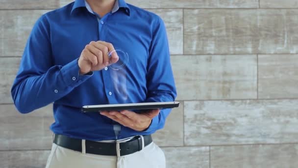 Muž používá hologram s textem obchodní tabule — Stock video