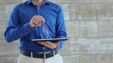 Adam metin Data ile hologram kullanır