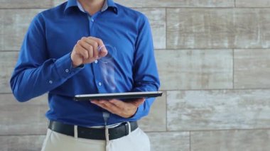 Adam metin E-cüzdan ile hologram kullanır