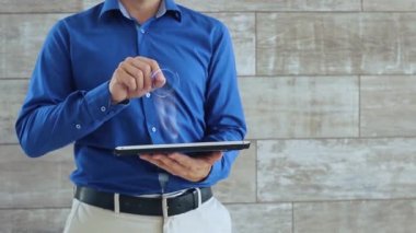 Adam metin Secure ile hologram kullanır
