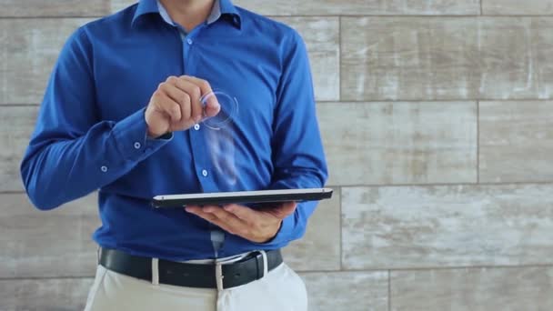 Hombre utiliza holograma con soporte de texto — Vídeos de Stock