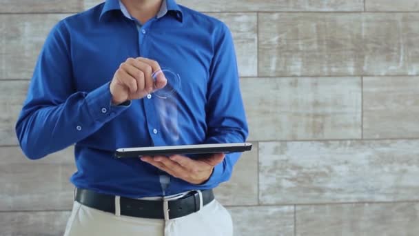Homem usa holograma com sistema de CRM de texto — Vídeo de Stock