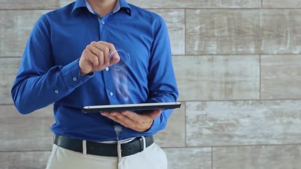 Muž používá hologram s textem podniková strategie — Stock video