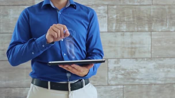 Hombre utiliza holograma con texto Smart building — Vídeos de Stock