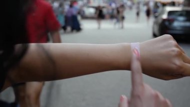 Kadın el hologramı etkinleştirir Sonraki seviye