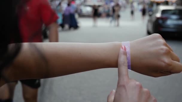 Vrouwelijke hand activeert hologram Geef nooit op — Stockvideo