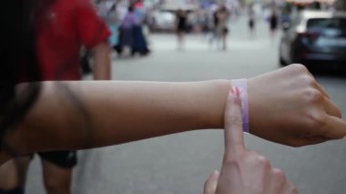 Kadın el hologramı etkinleştiriyor. Yeşil bilgisayar.