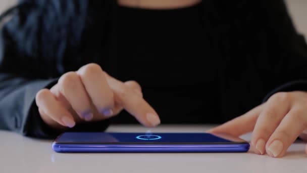 Weibliche Hand interagiert mit Hologramm Computercodierung — Stockvideo
