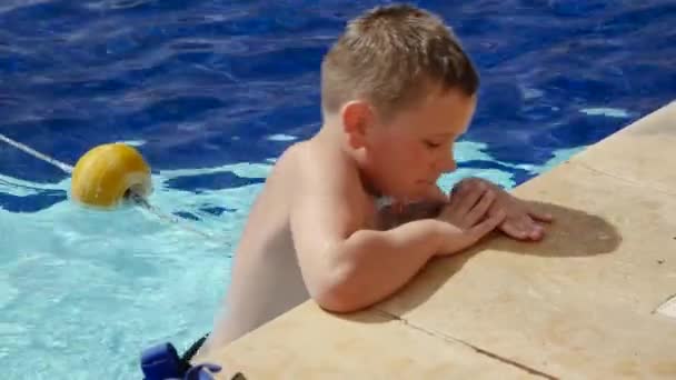 Дитина у відкритому басейні — стокове відео