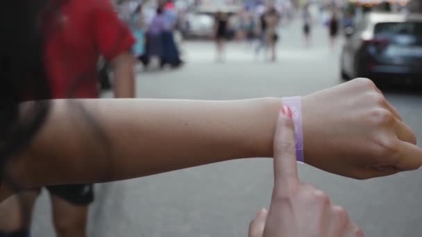 Weibliche Hand aktiviert Hologramm Immigration — Stockvideo