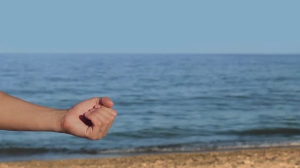 男性の手でビーチでテキスト6G — ストック動画