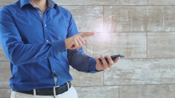 Az ember aktiválja a 6G hologramot. — Stock videók