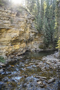 Dağ dere boyunca kaya oluşumu