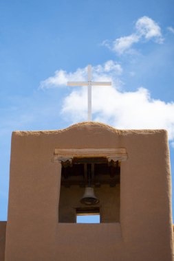 Çan kule içinde Adobe kilise