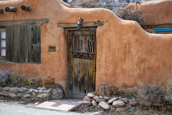 Weathered Wooden Door Adobe Wall — Stock Photo, Image