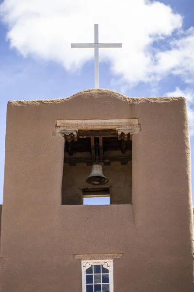 Çan kule içinde Adobe kilise