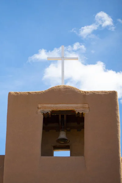 Çan kule içinde Adobe kilise