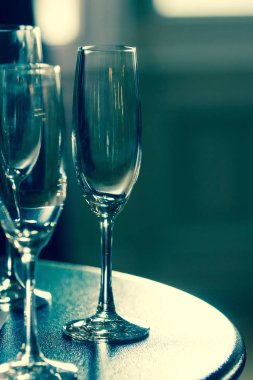 Bir tabloda üç şampanya bardağı.