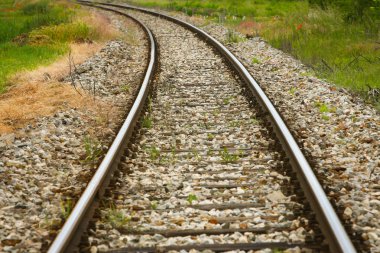 Tren bir görünümünü kırsal kesimde raylar.