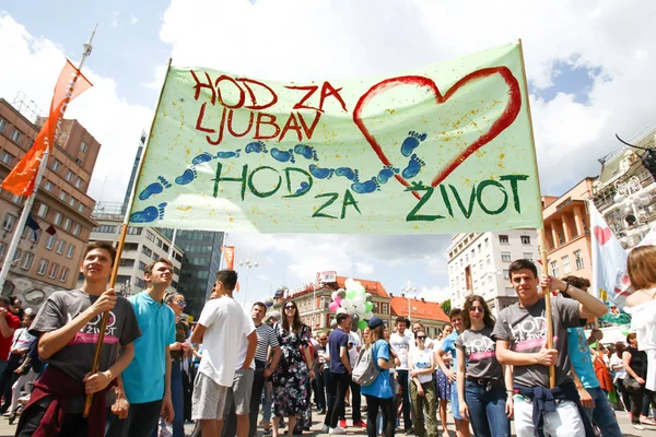 萨格勒布 克罗地亚 2018年5月19日 人民行军反对堕胎并且支持每个孩子以名义3月为生活在市中心在萨格勒布 克罗地亚 — 图库照片