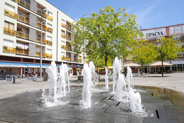 克罗地亚 Zupanja 2018年5月15日 克罗地亚 Zupanja 镇广场上的喷泉景观 — 图库照片