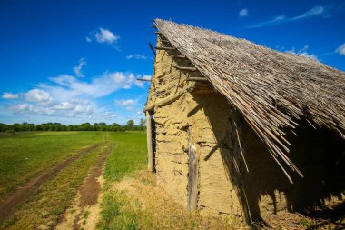 Yanlarında bir arkeolojik etnik Park Sopot Hayır, Hırvatistan geçen bir yol ile eski evlerin bir görünüm.
