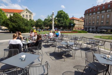 Zagreb, Hırvatistan - 19 Mayıs 2018: Zagrep, Hırvatistan Hırvat Milli tiyatronun kahve bar terasta oturan insanlar.