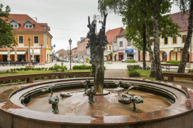 Vinkovci, Hırvatistan-14 Mayıs 2018: Vinkovci şehir merkezindeki şehir parkında Su Çeşmesi, Hırvatistan.