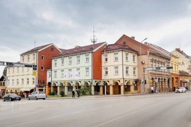 Hayır, Hırvatistan - 14 Mayıs 2018: İnsanlar trafik ve tipik geleneksel Barok mimarinin Hayır, Hırvatistan ile sokakta.