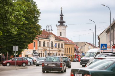 Hayır, Hırvatistan - 14 Mayıs 2018: Trafik ve tipik geleneksel Barok mimarinin Hayır, Hırvatistan.