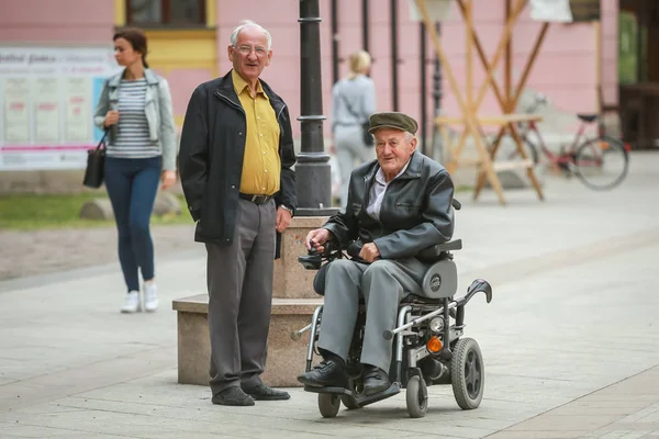Vinkovci Croatia May 2018 Close Two Senior Men While One — Stock Photo, Image