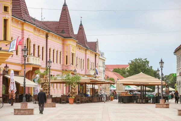 Hayır, Hırvatistan - 14 Mayıs 2018: insanlar tarafından boş kahve bar Hayır şehir merkezi, Hırvatistan sokakta Zvonimir Kral Teras.