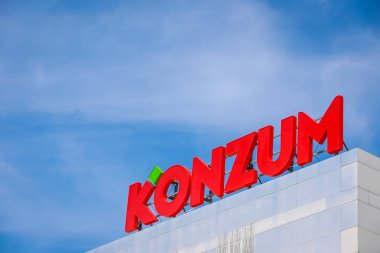 Vukovar, Hırvatistan - 14 Mayıs 2018: Konzum süpermarket şirket logosu Vukovar, Hırvatistan'daki binasında. Konzum Hırvat en büyük süpermarket şirketi ve perakende şirketi Agrokor bir parçasıdır.