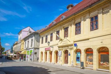 Vukovar, Hırvatistan - 14 Mayıs 2018: 90'lı yılların Yugoslav savaşta imha merkezi Vukovar, Hırvatistan sokakta yürürken insanlar ile yenilenmiş binasından.