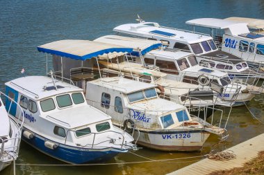 Vukovar, Hırvatistan - 14 Mayıs 2018: Vukovar, Hırvatistan'daki Dunav Nehri'nin kıyısında demirleyen teknelerin manzaram.