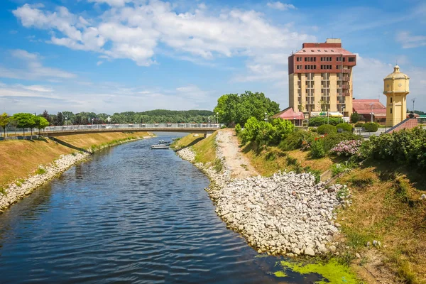 Vukovar, Hırvatistan - 14 Mayıs 2018: Nehir Vuka terk edilmiş otel Dunav Vukovar, Hırvatistan ile yaya köprüden görünümünü.