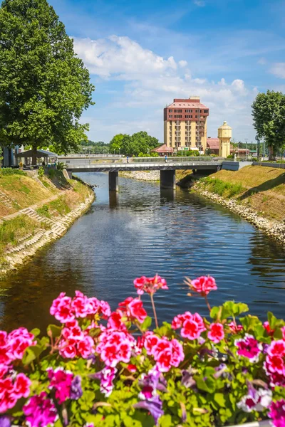 Vukovar, Hırvatistan - 14 Mayıs 2018: Çiçek ve yaya köprüsü Jean Michel Nicolier görünümüyle terk edilmiş otel Dunav içinde belgili tanımlık geçmiş Vukovar, Hırvatistan.