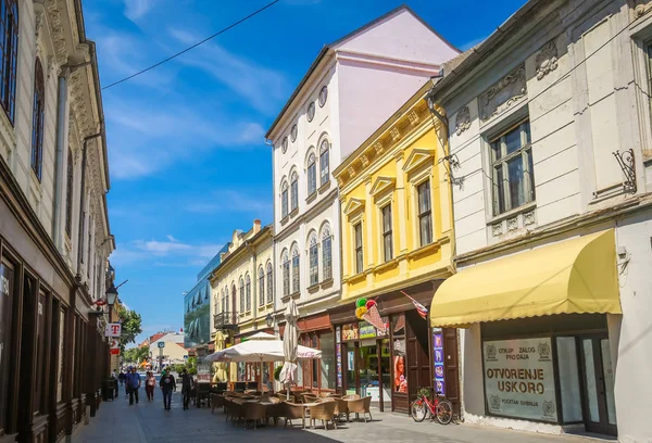 Vukovar, Hırvatistan - 14 Mayıs 2018: 90'lı yılların Yugoslav savaşta imha merkezi Vukovar, Hırvatistan sokakta yürürken insanlar ile yenilenmiş binasından.