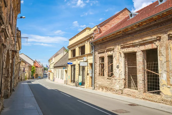 Vukovar, Hırvatistan - 14 Mayıs 2018: Vukovar, Slavonia, Hırvatistan ve 90s Yugoslav savaşları zararlardan ıssız evleri.