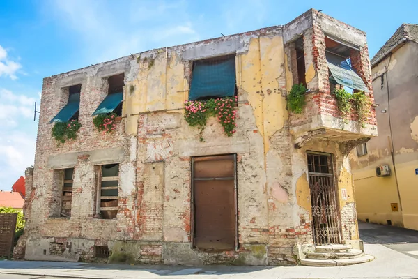 Vukovar, Hırvatistan - 14 Mayıs 2018: Vukovar, Slavonia, Hırvatistan ve 90s Yugoslav savaşları zararlardan ıssız evleri.