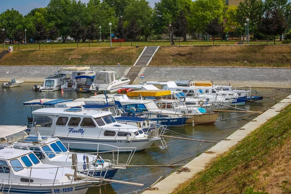Vukovar, Hırvatistan - 14 Mayıs 2018: Vukovar, Hırvatistan'daki Dunav Nehri'nin kıyısında demirleyen teknelerin manzaram.