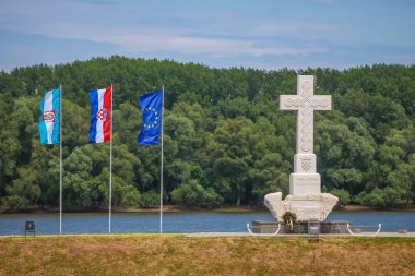 Savaş mağdurlarına ücretsiz Hırvat Savaşı savunucuları bellekte yanında Vukovar, Hırvatistan'da çekilen bayraklar ile Hırvatistan diyor çapraz anıt bir görünümünü.