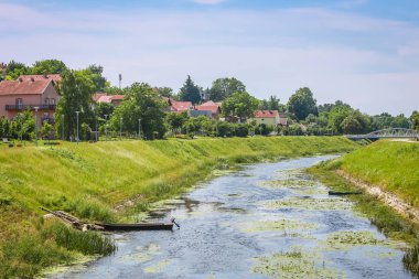 Bir görünümü ile motorlu tekne Vukovar, Hırvatistan ile Vuka Nehri'nin su kanalının.