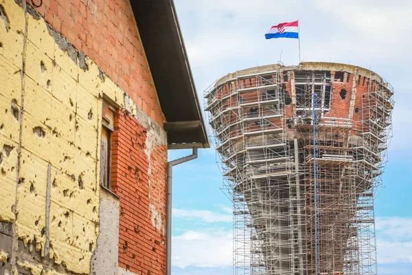 Una Vista Torre Agua Vukovar Reconstrucción Con Una Casa Dañada —  Fotos de Stock