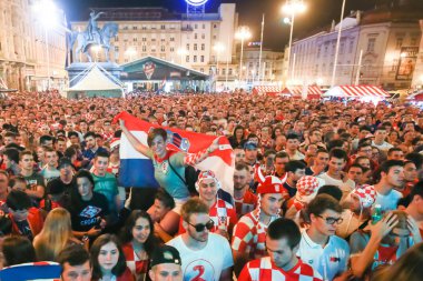 Zagreb, Hırvatistan - 16 Haziran 2018: Hırvat futbol taraftarları kazanmak Hırvatistan futbol takımı vs Türkiye 2-0 Zagreb, Hırvatistan Ban Jelacic meydanında FIFA Dünya Kupası 2018 sonucu ile kutlamak.