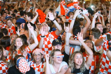 Zagreb, Hırvatistan - 16 Haziran 2018: Hırvat futbol taraftarları kazanmak Hırvatistan futbol takımı vs Türkiye 2-0 Zagreb, Hırvatistan Ban Jelacic meydanında FIFA Dünya Kupası 2018 sonucu ile kutlamak.
