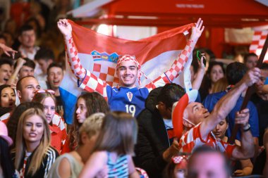 Zagreb, Hırvatistan - 16 Haziran 2018: Hırvat futbol taraftarları kazanmak Hırvatistan futbol takımı vs Türkiye 2-0 Zagreb, Hırvatistan Ban Jelacic meydanında FIFA Dünya Kupası 2018 sonucu ile kutlamak.