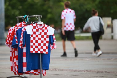 Zagreb, Hırvatistan - 16 Haziran 2018: Zagreb, Hırvatistan'ın sokakta Hırvat futbol fan T-shirt Booth'la.
