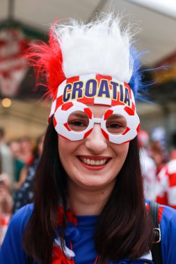 Zagreb, Hırvatistan - 16 Haziran 2018: bir kadın Hırvat futbol fan Ban Jelacic Meydanı Zagrep, Hırvatistan kapat.